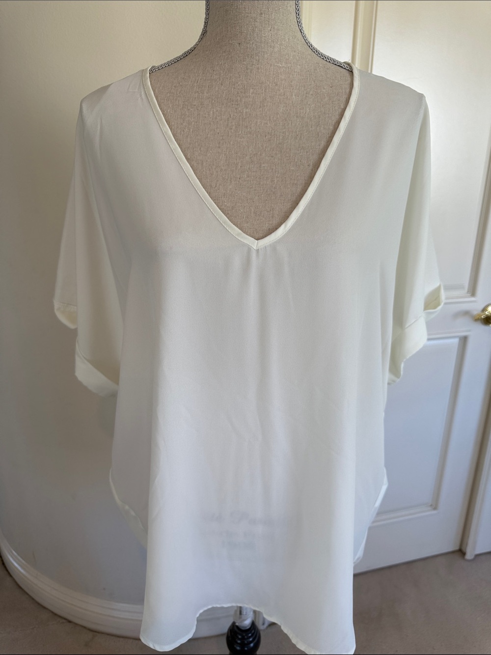 Lush Women’s Cream V-Neck Chiffon Blouse